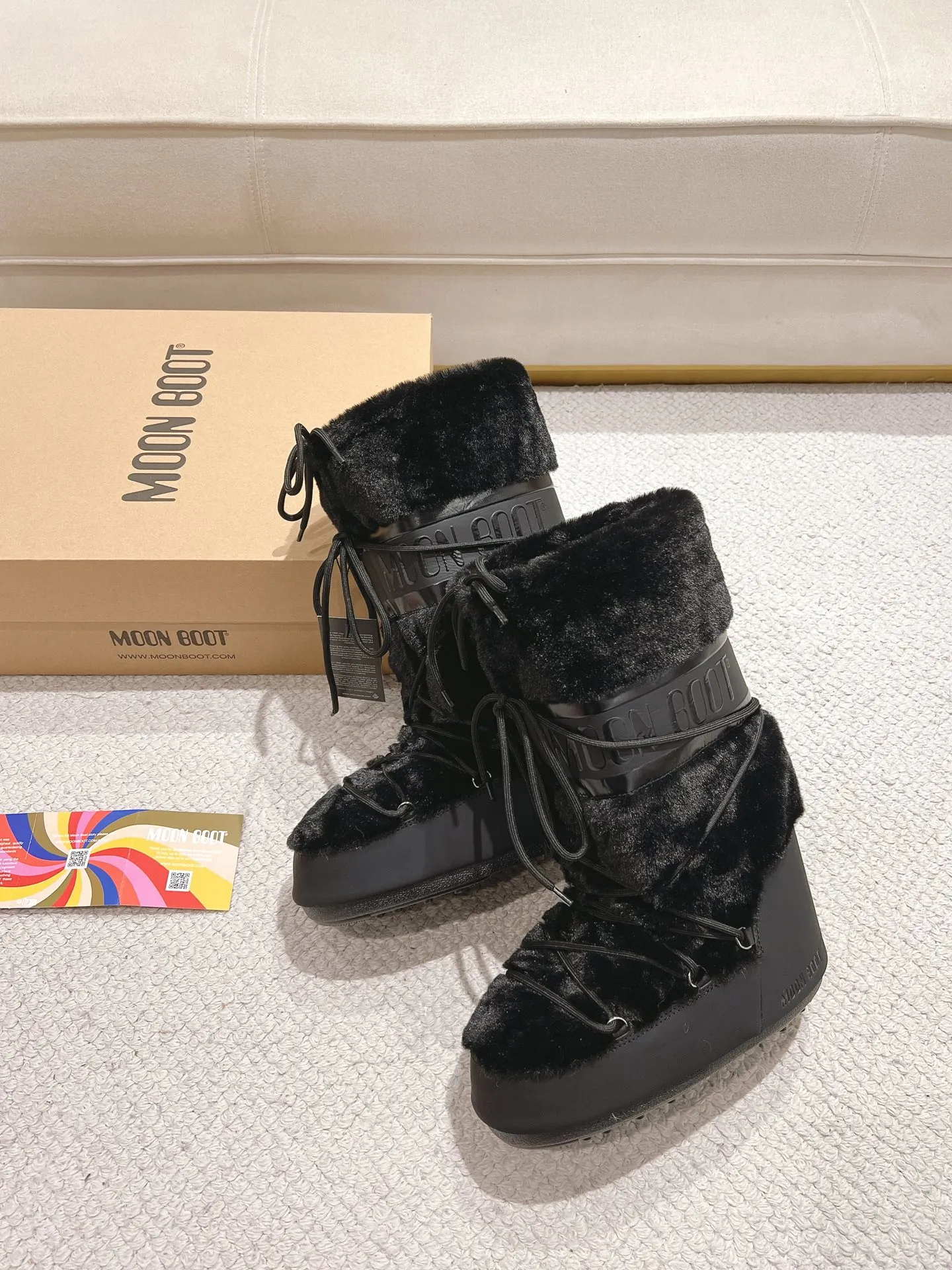 p680 [Exclusive top quality | New upgraded version] ✨A must-buy in winter 2025! Moon Boot moon snow boots - the ultimate warm weapon for fashionistas ❄️ Forget UGG! This winter🔥The "ugly Big Mac" that dominates the streets is here~ 👢The same Y2K retro style from Paris Hilton and Beckham is back! 4cm taller inside ✨ Invisible leg lift · Extremely slimming 👌 Fluffy and soft but not bloated, instantly show off your sense of style when put on your feet 🦋 The same style for both men and women | Can be worn by both men and women | Regardless of left or right foot!  ❄️Maximum thermal insulation power｜No pressure for fun in the snow 💫Trendy style code｜Easily achieve the Millennial hot girl style Say goodbye to ordinary snow boots ~ This winter you need to be warm and rusty! 🌟 #MoonBoot snow boots #winter hot style #瞞小similar style #millennium style wear ❶Fabric: original custom/cowhide/woven wool/high mercerized waterproof cloth ❷Inner: original 100% silk cotton liner ❸Feet: original 100% silk cotton liner ❹Outsole: original molded two-color non-slip outsole ❺Sole thickness: 4cm (including inner**) ❻Number of codes: 35-40 (41. Customized) ❼Packaging: Original full set of packaging ☀Color: Official website updated simultaneously
